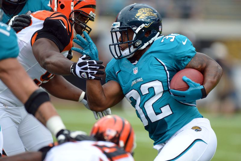 Sep 30, 2012; Jacksonville, FL, USA; Jacksonville Jaguars running back Maurice Jones-Drew (32) runs the ball during the first quarter against the Cincinnati Bengals at Everbank Field. Mandatory Credit: Jake Roth-USA TODAY Sports