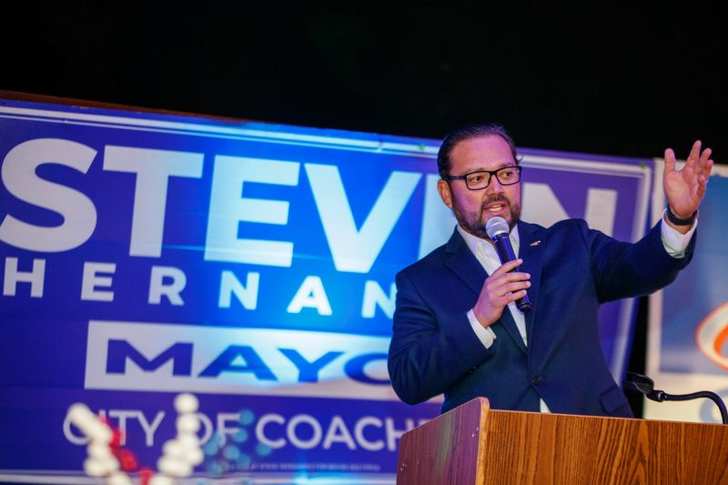 Coachella Mayor Steven Hernandez speaks at an election night gathering in 2022.