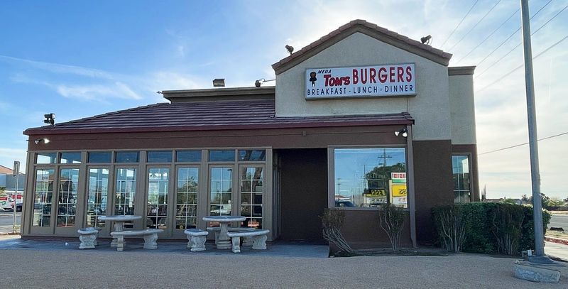 Final days for popular Mega Tom’s Burgers restaurant in Apple Valley as Starbucks ready to take over property.