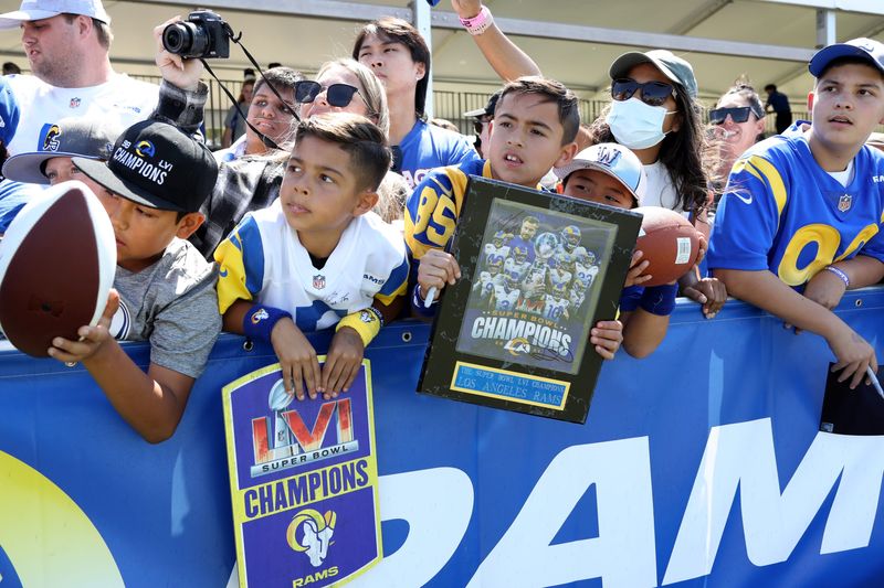 Jul 29, 2022; Irvine, California, US; Los Angeles Rams fans cheer to players after training camp at University of California Irvine. Mandatory Credit: Kiyoshi Mio-USA TODAY Sports