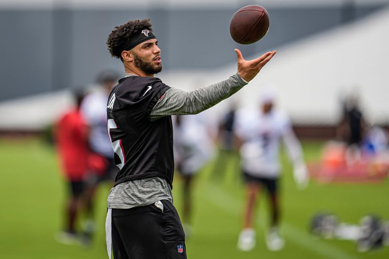 Jun 11, 2025; Atlanta, GA, USA; Atlanta Falcons wide receiver Drake London (5) warms up during Minicamp at Children's Healthcare of Atlanta Training Ground. Mandatory Credit: Dale Zanine-Imagn Images