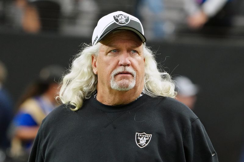 Nov 26, 2023; Paradise, Nevada, USA; Las Vegas Raiders senior defensive assistant coach Rob Ryan watches the game against the Kansas City Chiefs Allegiant Stadium. Mandatory Credit: Kirby Lee-USA TODAY Sports