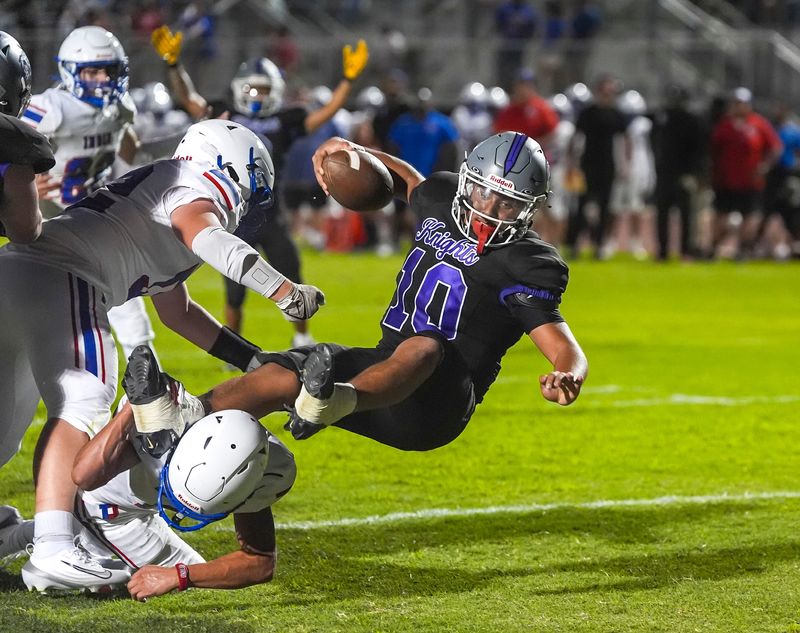 Shadow Hills quarterback Jesse Rodriguez runs in for a touchdown during the first quarter of their game at Shadow Hills High School in Indio, Calif., Friday, Aug. 22, 2025.