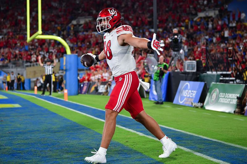 Aug 30, 2025; Pasadena, California, USA; Utah Utes tight end Dallen Bentley (88) scores a touchdown against the UCLA Bruins during the second half at Rose Bowl. Mandatory Credit: Gary A. Vasquez-Imagn Images