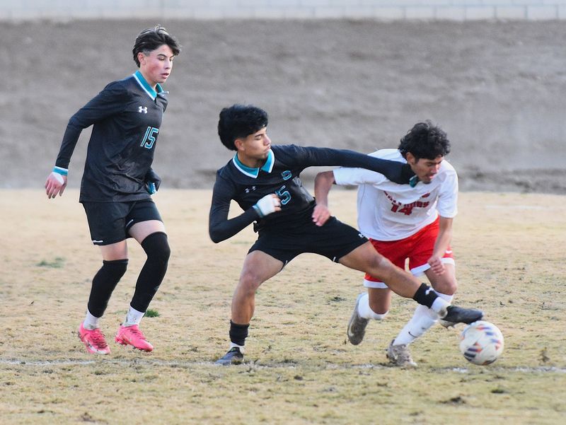 Sultana's Ivan Vitela defends against Oak Hills' Jandel Rodriguez during the first half on Wednesday, Jan. 7, 2026.
