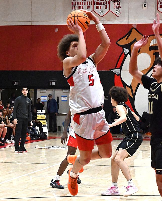 Oak Hills' Daniel Moore shoots the ball during the second half on Monday, Feb. 2, 2026. Oak Hills won the game 53-46 to claim a share of the Mojave River League title.