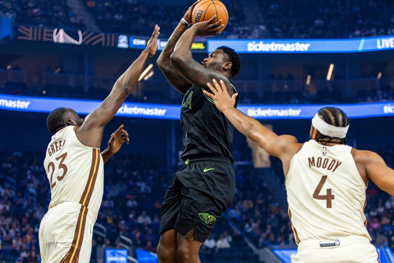 Nov 29, 2025; San Francisco, California, USA; New Orleans Pelicans forward Zion Williamson (1) is defended by Golden State Warriors forward Draymond Green (23) and guard Moses Moody (4) during the first quarter at Chase Center. Mandatory Credit: John Hefti-Imagn Images