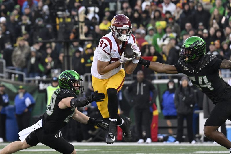 Nov 22, 2025; Eugene, Oregon, USA; Southern California Trojans tight end Lake McRee (87) catches a pass against the Oregon Ducks during the second half at Autzen Stadium. Mandatory Credit: Troy Wayrynen-Imagn Images