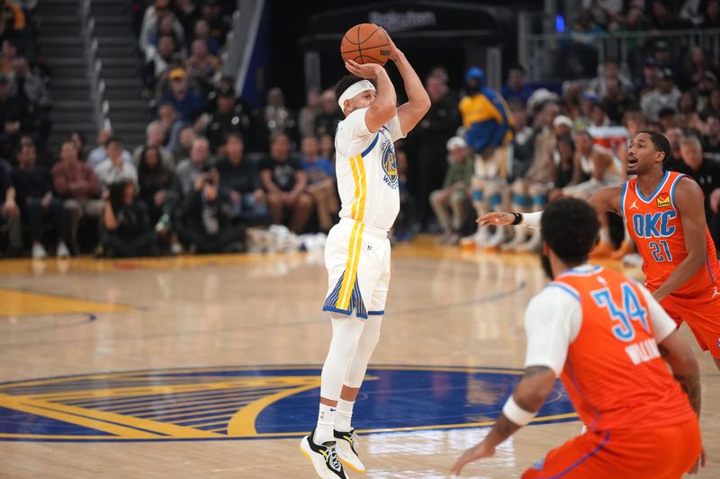 Dec 2, 2025; San Francisco, California, USA; Golden State Warriors guard Seth Curry (31) makes a shot against the Oklahoma City Thunder in the second quarter at the Chase Center. Mandatory Credit: Cary Edmondson-Imagn Images