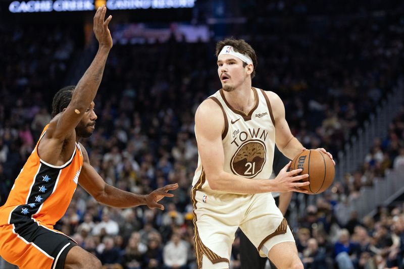 Mar 2, 2026; San Francisco, California, USA; Golden State Warriors center Quinten Post (21) looks to pass around Los Angeles Clippers forward Kawhi Leonard (2) during the second quarter at Chase Center. Mandatory Credit: D. Ross Cameron-Imagn Images