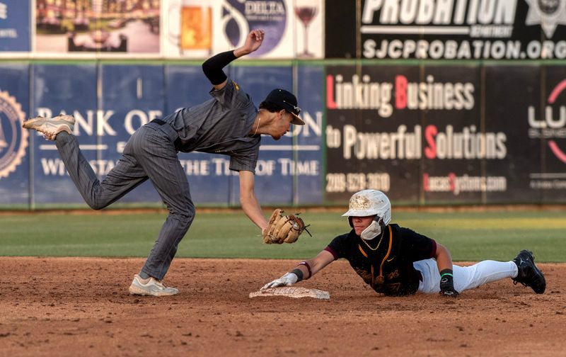 Franklin’s Ian Apalakis, left, attempts to tag Edison’s Anthony Morones during a varsity baseball game at Banner Island Ballpark in downtown Stockton on Apr. 24, 2026.