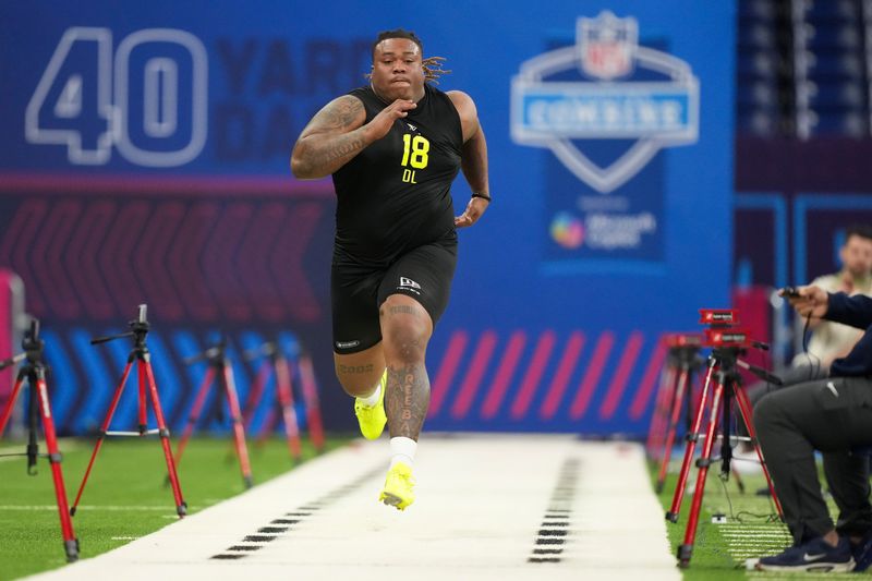 Feb 26, 2026; Indianapolis, IN, USA; Alabama defensive lineman Tim Keenan III (DL18) runs the 40-yard dash during the NFL Scouting Combine at Lucas Oil Stadium. Mandatory Credit: Kirby Lee-Imagn Images