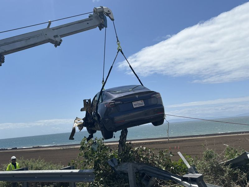 A tow truck removes a Tesla that went over the shoulder on southbound Highway 101 near Seacliff outside Ventura April 26, 2026.