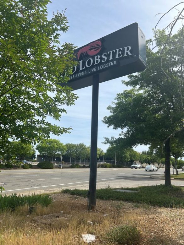 What is going into the old Red Lobster in Redding?
