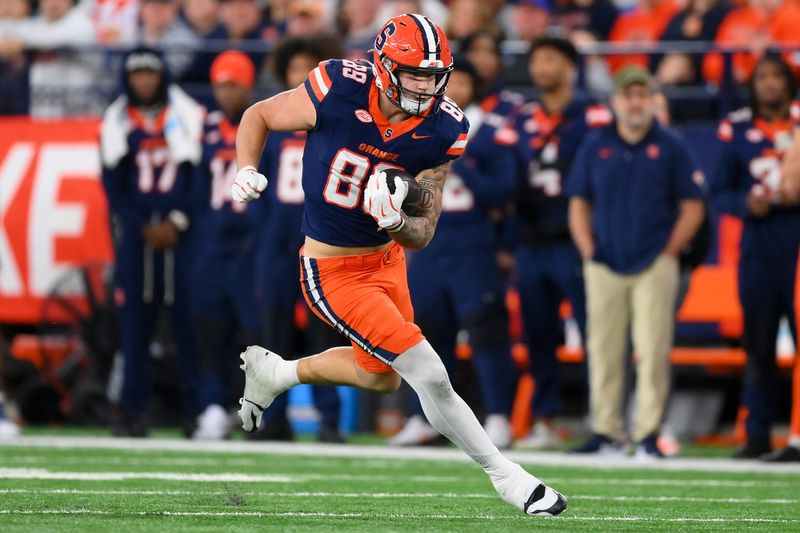 Nov 29, 2025; Syracuse, New York, USA; Syracuse Orange tight end Dan Villari (89) runs against the Boston College Eagles during the first half at the JMA Wireless Dome. Mandatory Credit: Rich Barnes-Imagn Images