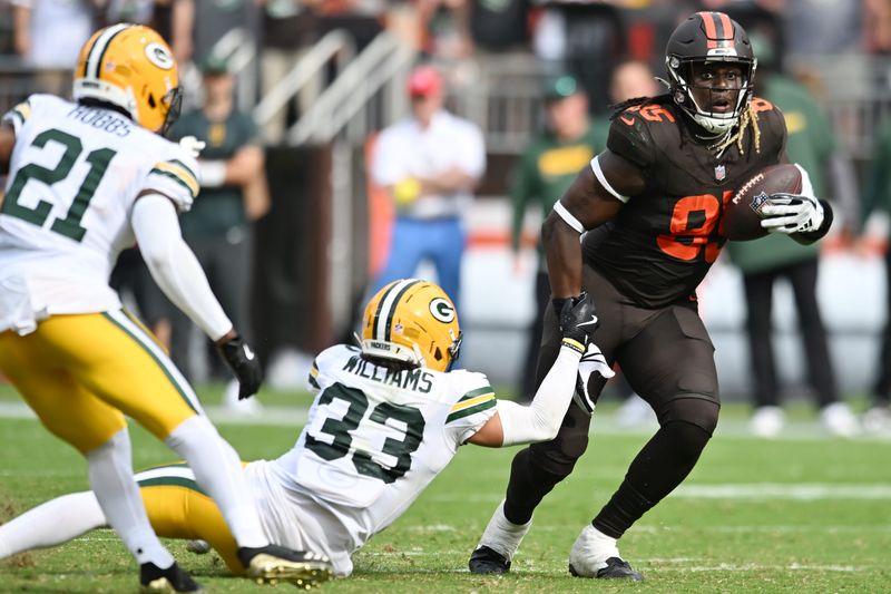 Sep 21, 2025; Cleveland, Ohio, USA; Cleveland Browns tight end David Njoku (85) runs with the ball after a catch as Green Bay Packers safety Evan Williams (33) makes the tackle during the second half at Huntington Bank Field. Mandatory Credit: Ken Blaze-Imagn Images