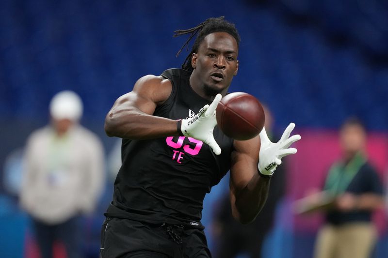 Feb 27, 2026; Indianapolis, IN, USA; Penn State tight end Khalil Dinkins (TE05) during the NFL Scouting Combine at Lucas Oil Stadium. Mandatory Credit: Kirby Lee-Imagn Images