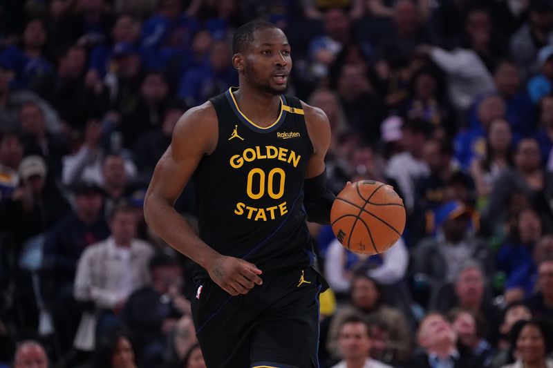 Apr 9, 2025; San Francisco, California, USA; Golden State Warriors forward Jonathan Kuminga (00) dribbles upcourt against the San Antonio Spurs in the second period at Chase Center. Mandatory Credit: David Gonzales-Imagn Images