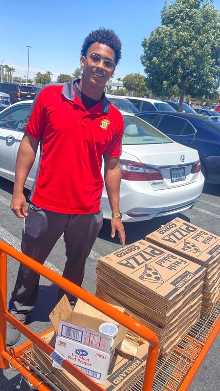 Adelanto bus driver Joshua X bought pizzas for the students he drives out of his own pocket, so their hard academic work didn't go unnoticed.