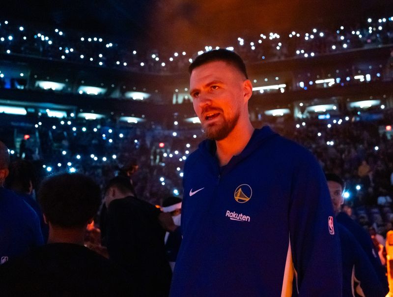 Apr 17, 2026; Phoenix, Arizona, USA; Golden State Warriors center Kristaps Porzingis (7) against the Phoenix Suns during the play-in rounds of the 2026 NBA Playoffs at Mortgage Matchup Center. Mandatory Credit: Mark J. Rebilas-Imagn Images