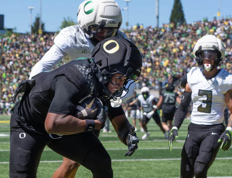 Oregonâ€™s Jamari Johnson, center, scores for the Combat Ducks during the Oregon Spring Game at Autzen Stadium in Eugene April 25, 2026