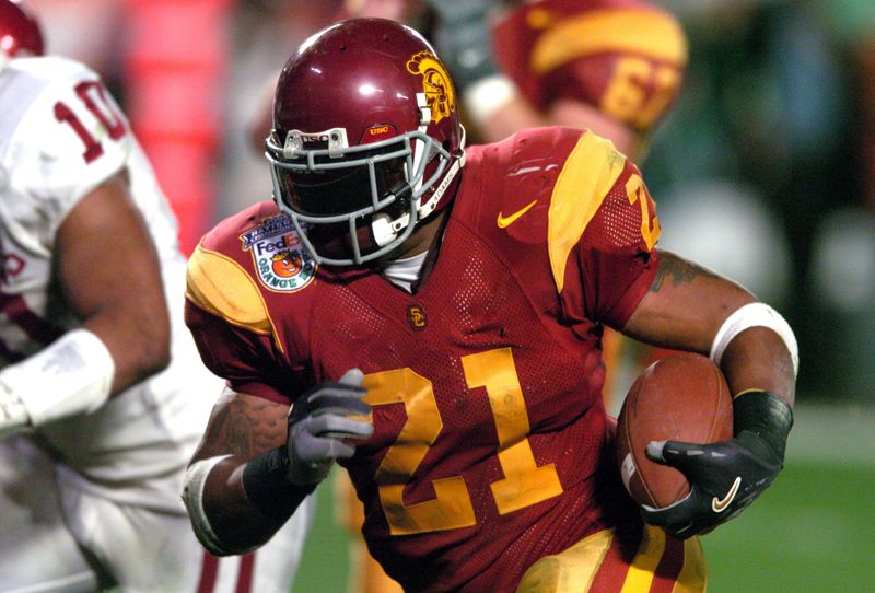Jan 5, 2005; Miami Gardens, FL, USA; Southern California Trojans tailback LenDale White carries the ball during 55-19 victory over Oklahoma Sooners in the BCS National Championship in the FedEx Orange Bowl at Pro Player Stadium. Mandatory Credit: Kirby Lee-USA TODAY Sports