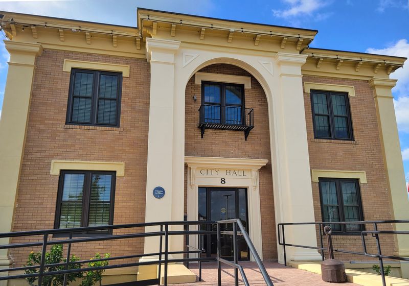 The Fort Meade City Commission voted 3-2 in a special meeting to offer the position of city manager to Troy Bell, who previously held the same role in Palatka.