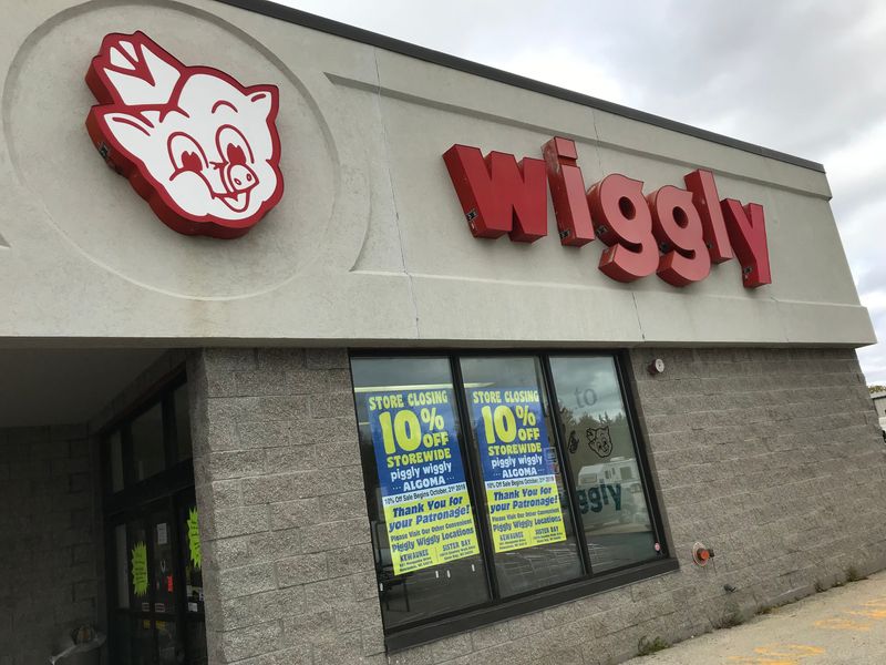 Signs in the doors and windows of Craig's Piggly Wiggly in Algoma say the supermarket, in business for almost 30 years, will close by the end of November.