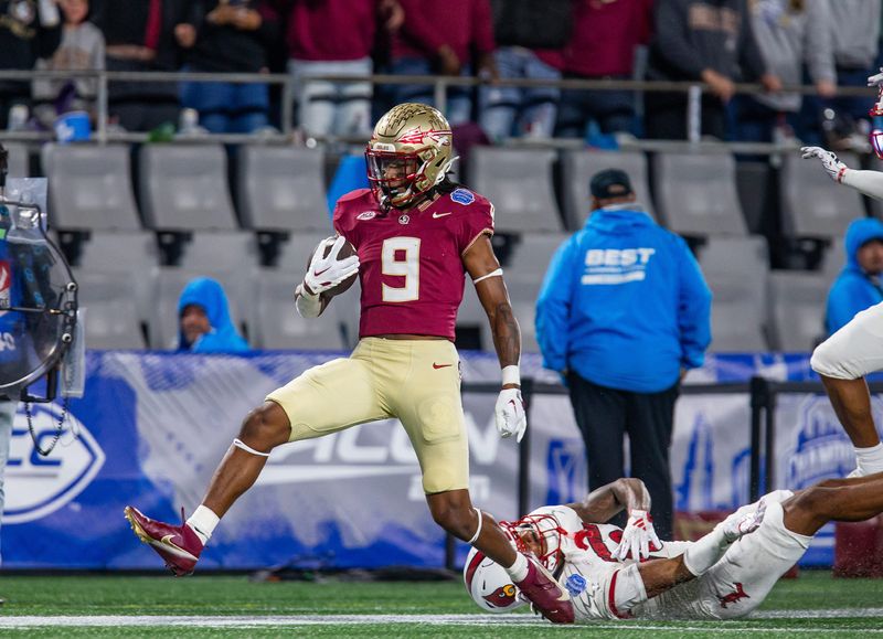 FSU running back Lawrance Toafili (9) broke off a long run agains the Cardinal defense as the Louisville Cardinals faced off against the Florida State Seminoles at Bank of America Field in Charlotte, NC. FSU defeated Louisville 16-6 to win the 2023 ACC Championship. Dec. 2, 2023.
© Jeff Faughender/Courier Journal / USA TODAY NETWORK