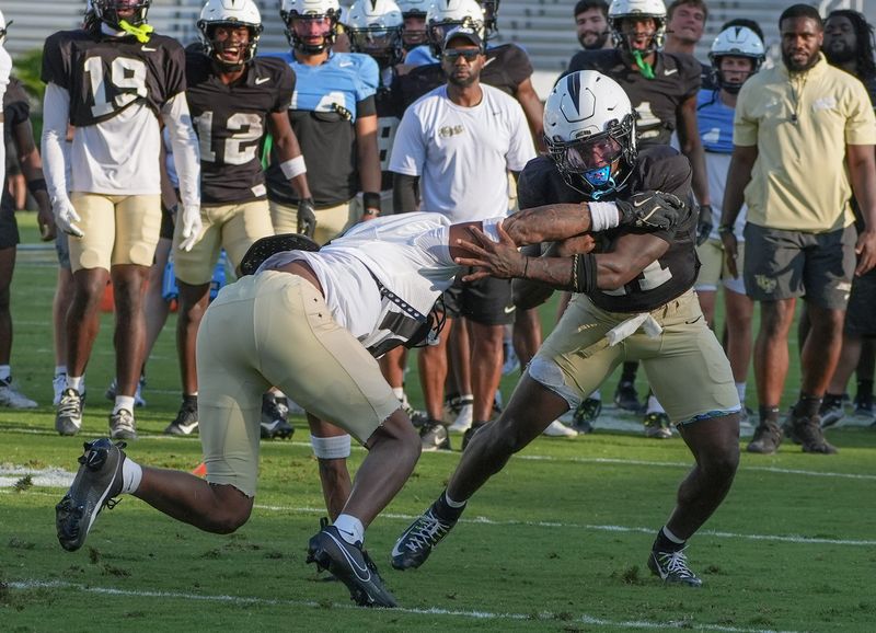 UCF running back Stacy Gage competes with Qua Birdsong during UCF Spring football practice at FBC Mortgage Stadium in Orlando, Friday, April 11, 2025.
