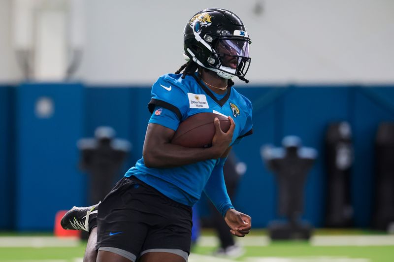 Jacksonville Jaguars wide receiver Brian Thomas Jr. (7) runs the ball during the 10th organized team activity at Miller Electric Center Wednesday, June 4, 2025 in Jacksonville, Fla. [Corey Perrine/Florida Times-Union]
