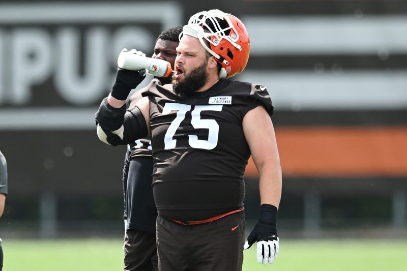 Jun 10, 2025; Berea, OH, USA; Cleveland Browns guard Joel Bitonio (75) takes a break during minicamp at CrossCountry Mortgage Campus. Mandatory Credit: Ken Blaze-Imagn Images