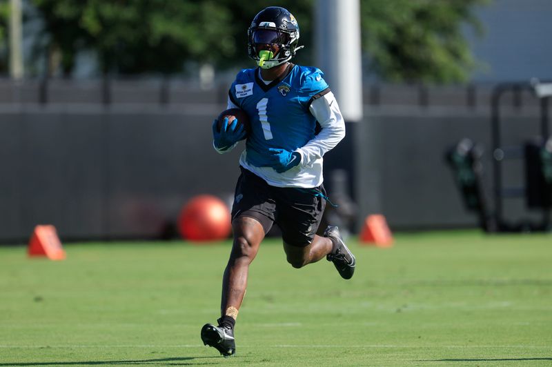 Jacksonville Jaguars running back Travis Etienne Jr. (1) runs the ball during the second mandatory minicamp at Miller Electric Center Wednesday, June 11, 2025 in Jacksonville, Fla.