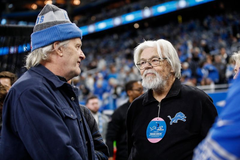 Jeff Daniels talks to Bob Seger before the NFC divisional playoff game between the Lions and Buccaneers at Ford Field on Sunday, Jan, 21, 2024.