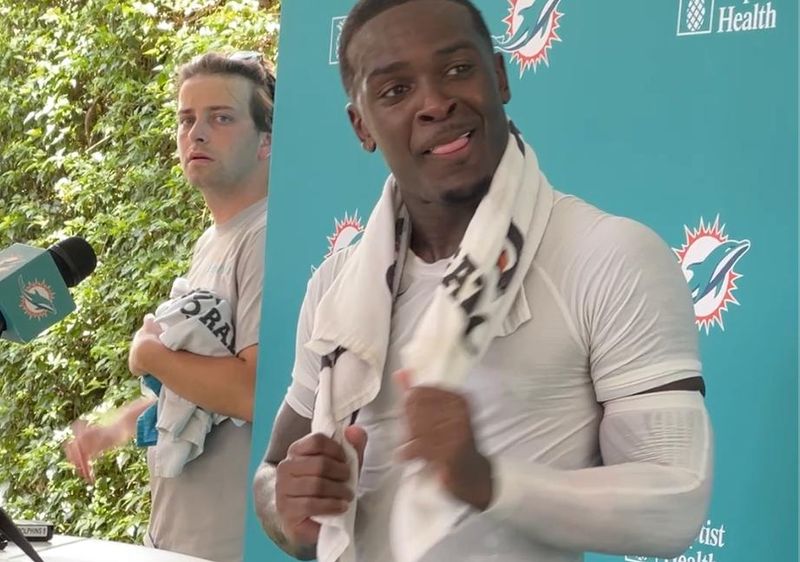 Miami Dolphins' De'Von Achane: You never know what Tyreek Hill will say next