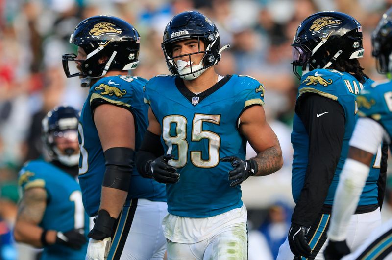 Jacksonville Jaguars tight end Brenton Strange (85) gets into position during the fourth quarter Sunday, Dec. 15, 2024 at EverBank Stadium in Jacksonville, Fla. The Jets held off the Jaguars 32-25. [Corey Perrine/Florida Times-Union]