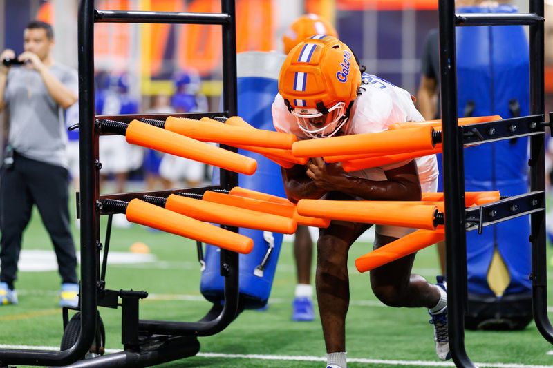 Florida Gators tight end Tony Livingston (86) run with the ball during fall football practice at Sanders Indoor Practice Facility at the University of Florida in Gainesville, FL on Thursday, August 14, 2025. [Matt Pendleton/Gainesville Sun]