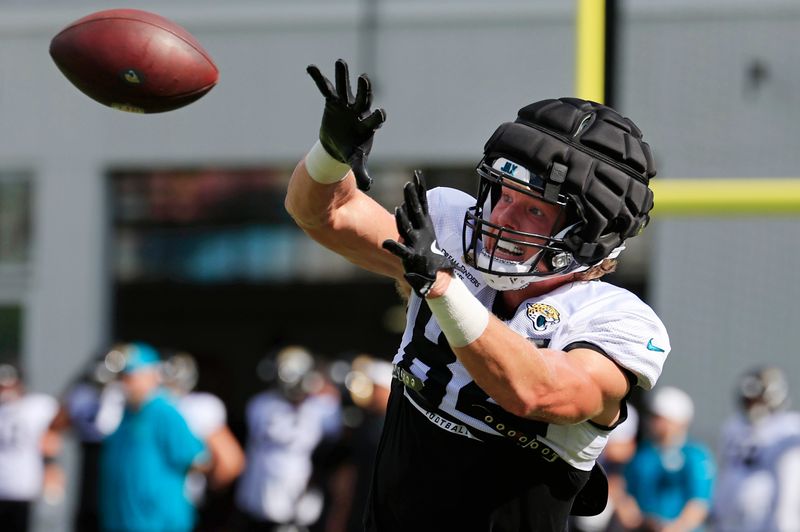 Jacksonville Jaguars tight end Hunter Long (84) catches a pass during an NFL training camp session at the Miller Electric Center, Thursday, Aug. 14, 2025 in Jacksonville, Fla.