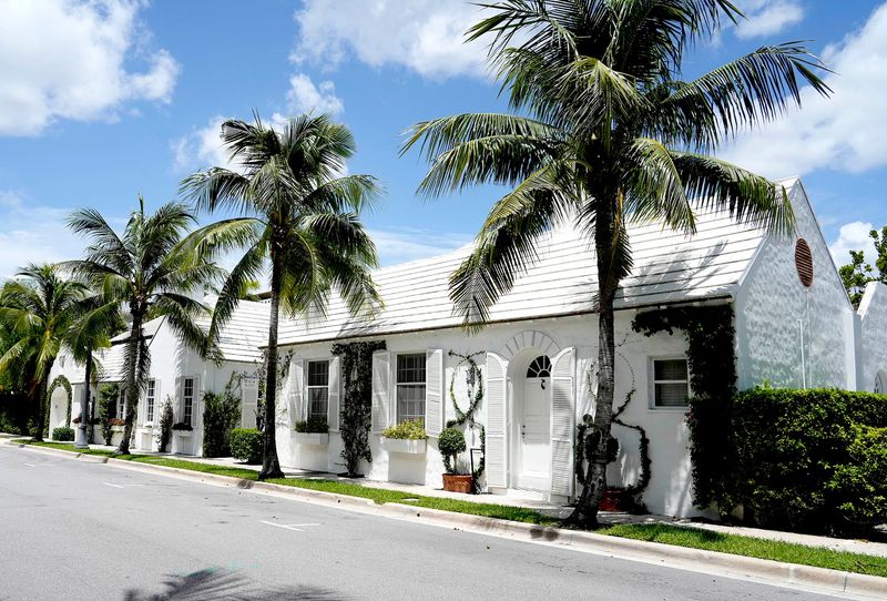 Designed in a British Colonial style by the late architect Howard Major and built in 1925, Major Alley stands in the lake bock at 417 Peruvian Avenue, a block north of Worth Avenue in Palm Beach.