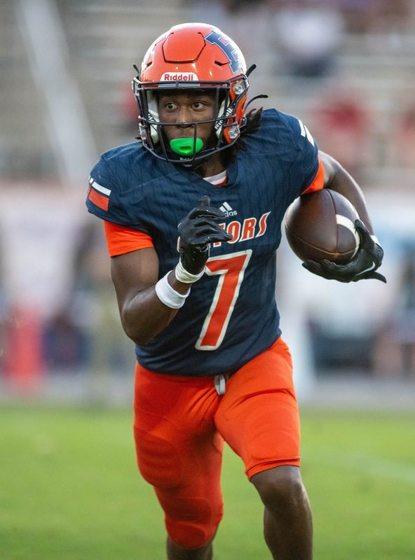 Gators Terrion Carter (7) carries the ball during the West Florida vs Escambia football game at Escambia High School in Pensacola on Aug. 25, 2025.