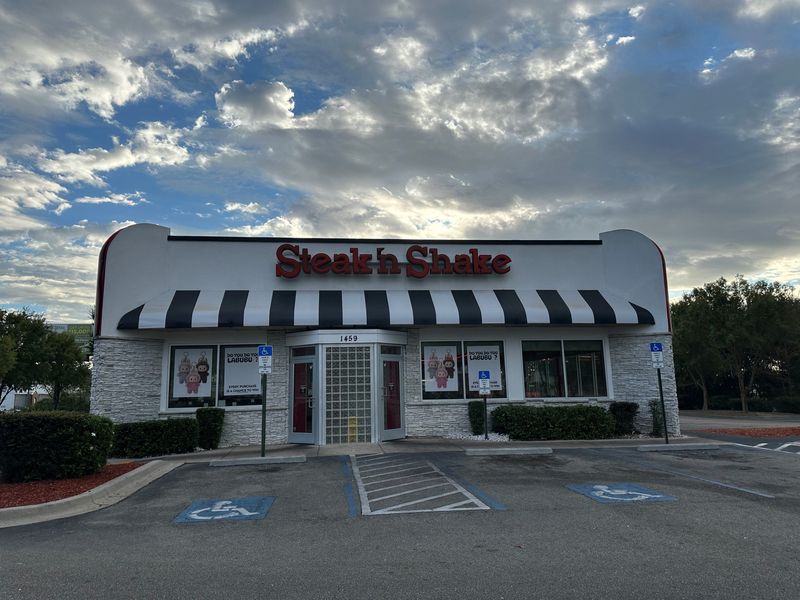 The Tallahassee Steak 'n Shake at 1459 Capital Circle NW, shown on Oct 10, 2025, currently does not have a flagpole.