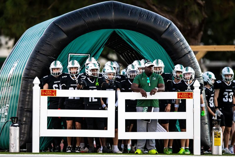 Parrish Community beat Lakewood Ranch 29-10in a high school football game on Friday, Oct. 24, 2025.