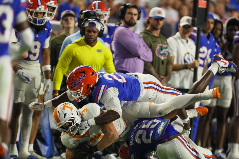 Tennessee tight end Jack van Dorselaer (3) gets stopped by Florida defensive lineman Kofi Asare (22) during the first half of an NCAA football game against Tennessee at Steve Spurrier Field at Ben Hill Griffin Stadium in Gainesville, FL on Saturday, November 22, 2025. [Alan Youngblood/Gainesville Sun]