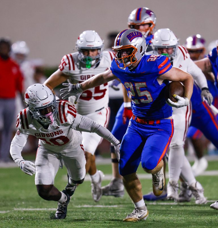 Bolles running back Xander Edwards (25) breaks for his first touchdown in the first quarter against Cardinal Gibbons.