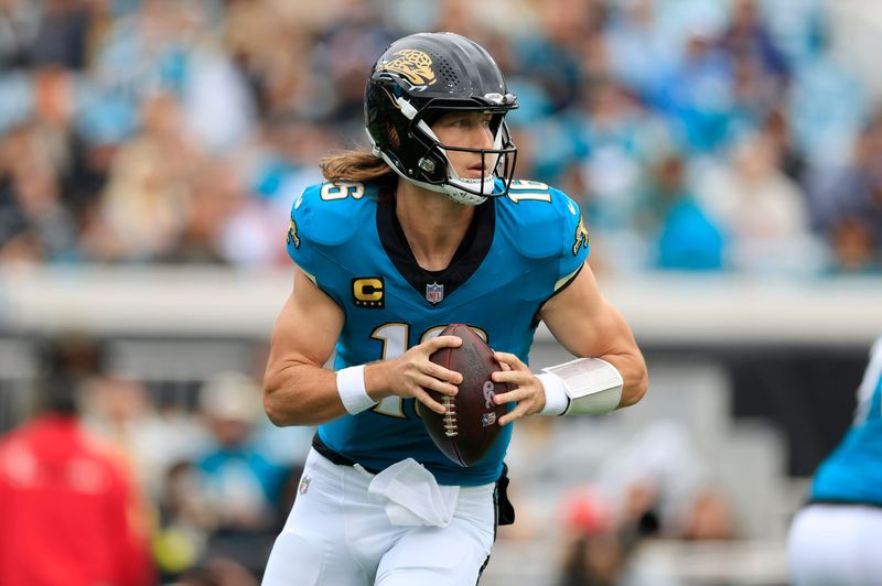 Jacksonville Jaguars quarterback Trevor Lawrence (16) looks to throw during the second quarter of an NFL football matchup at EverBank Stadium, Sunday, Jan. 4, 2026, in Jacksonville, Fla.