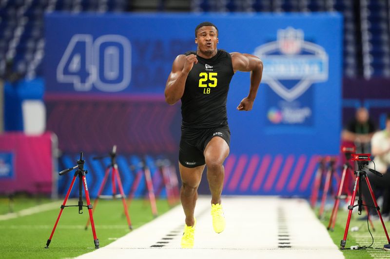 Ohio State linebacker Sonny Styles (LB25) runs the 40-yard dash during the NFL Scouting Combine at Lucas Oil Stadium.