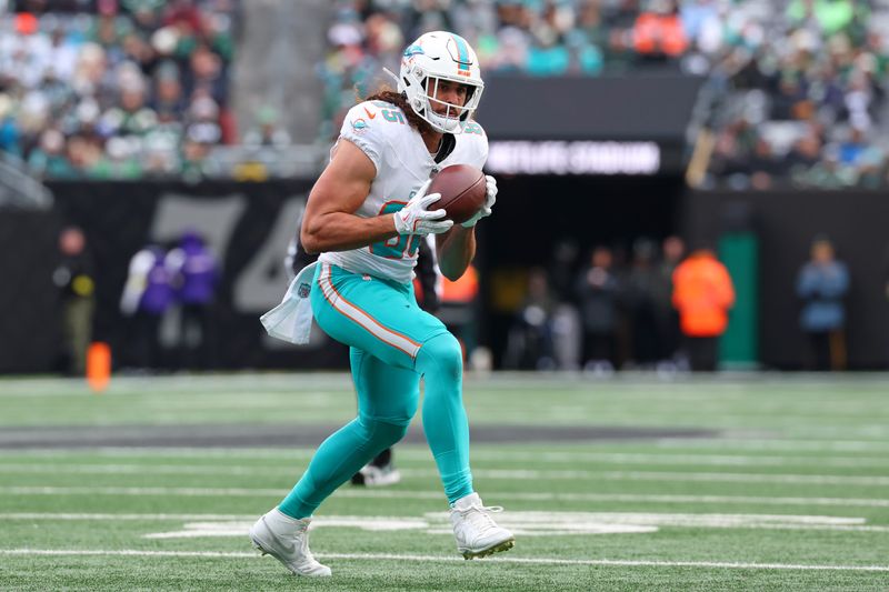 Dec 7, 2025; East Rutherford, New Jersey, USA; Miami Dolphins tight end Greg Dulcich (85) makes a catch against the New York Jets during the first half at MetLife Stadium. Mandatory Credit: Ed Mulholland-Imagn Images