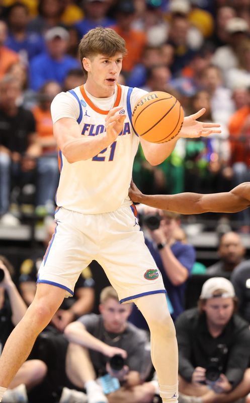 Florida forward Alex Condon (21) passes against Prairie View A&M during the NCAA March Madness opening round at Benchmark international Arena in Tampa, FL on Friday, March 20, 2026. [Alan Youngblood/Gainesville Sun]