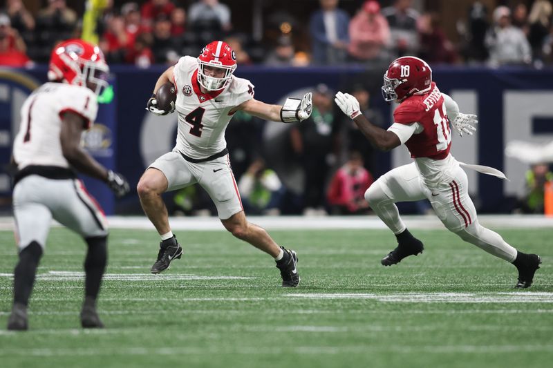 Dec 6, 2025; Atlanta, GA, USA; Georgia Bulldogs tight end Oscar Delp (4) rushes as Alabama Crimson Tide linebacker Justin Jefferson (10) defends during the second quarter during the 2025 SEC Championship game at Mercedes-Benz Stadium. Mandatory Credit: Brett Davis-Imagn Images