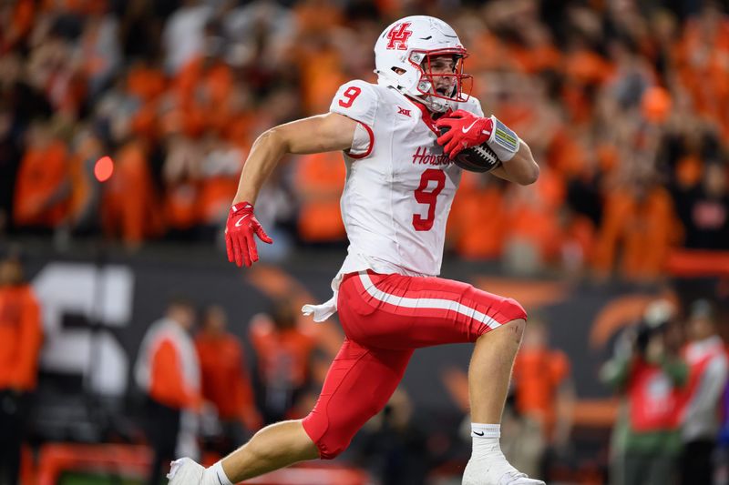 Houston Cougars tight end Tanner Koziol runs the ball for a touchdown after the catch against the Oregon State Beavers at Reser Stadium.